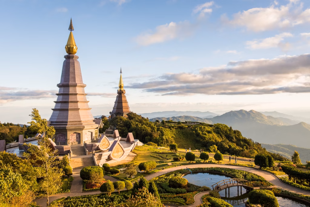 Stúpy pod vrcholem Doi Inthanon výlet z Chiang Mai na motorce