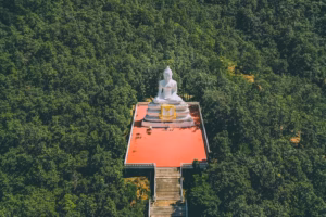 Weißer Buddha in Pai, Wat Phra That Mae Yen, Thailand Reiseführer