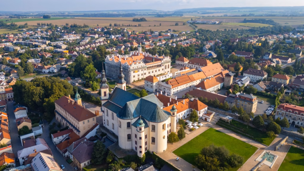Letecký pohled na historické centrum Litomyšle se zámkem a piaristickým kostelem