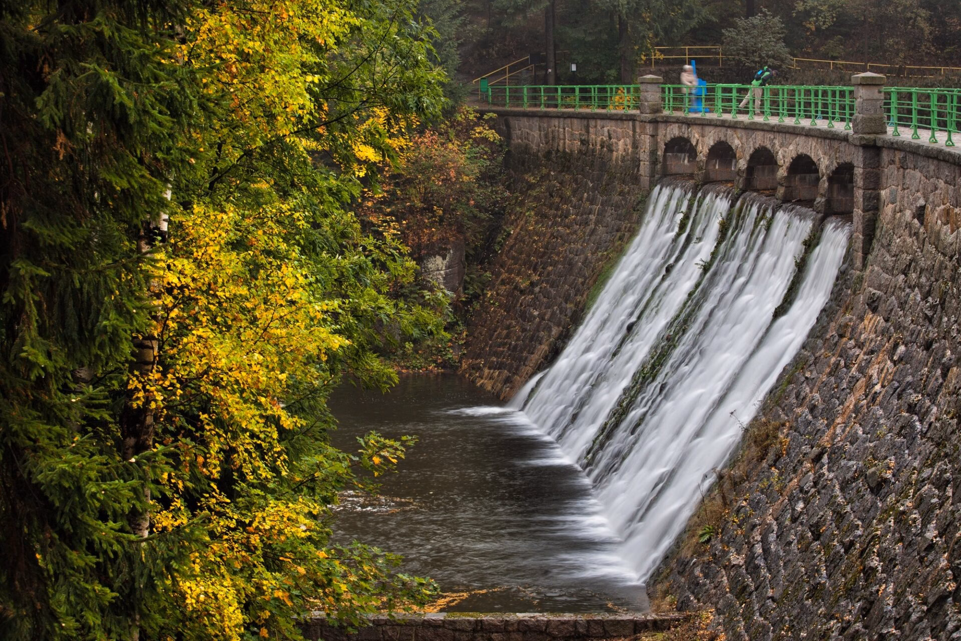 Zapora na Łomnicy dam in Karpacz with cascading water and stone wall