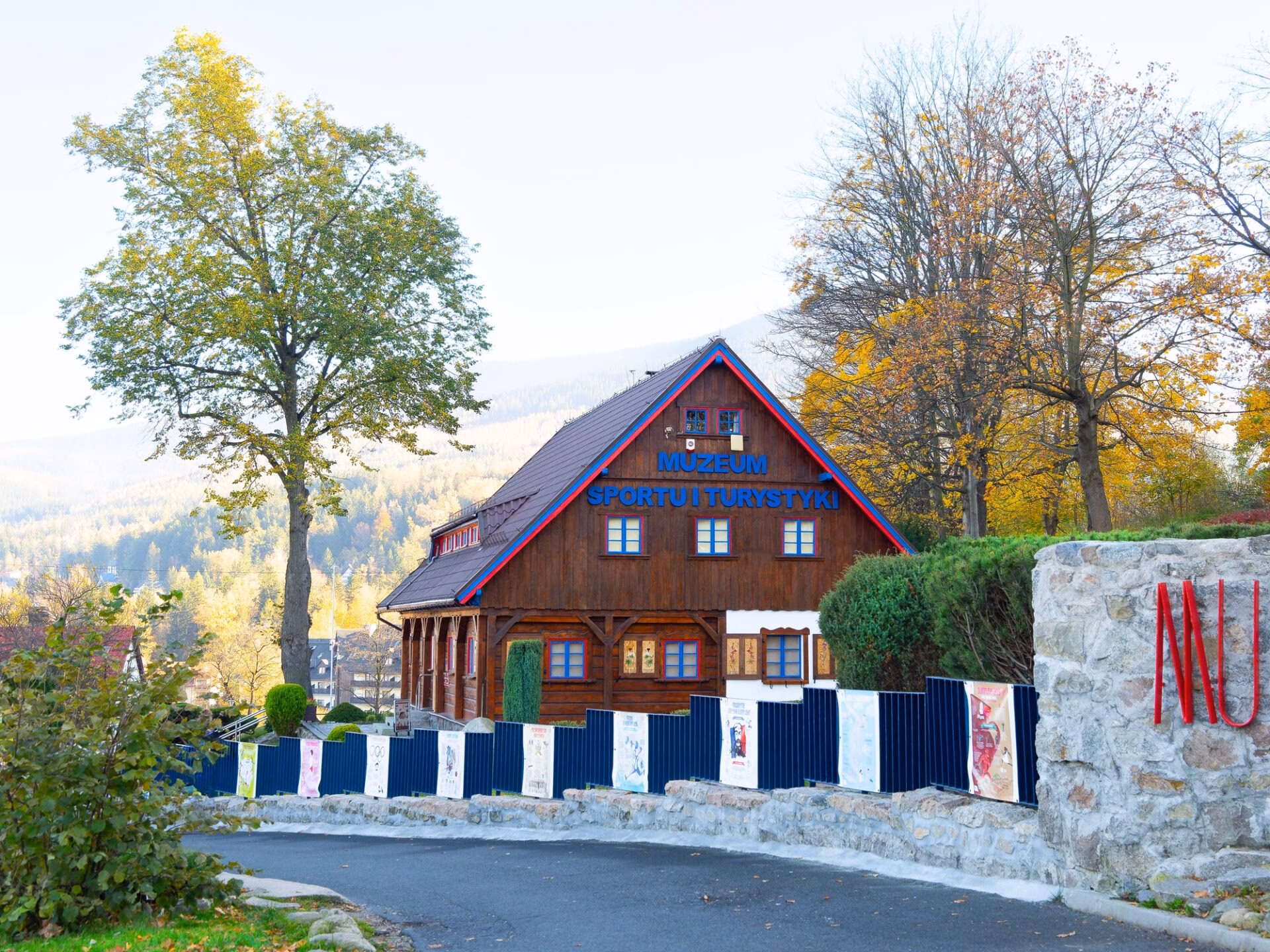 Museum of Sport and Tourism building in Karpacz with a mountain slope in the background