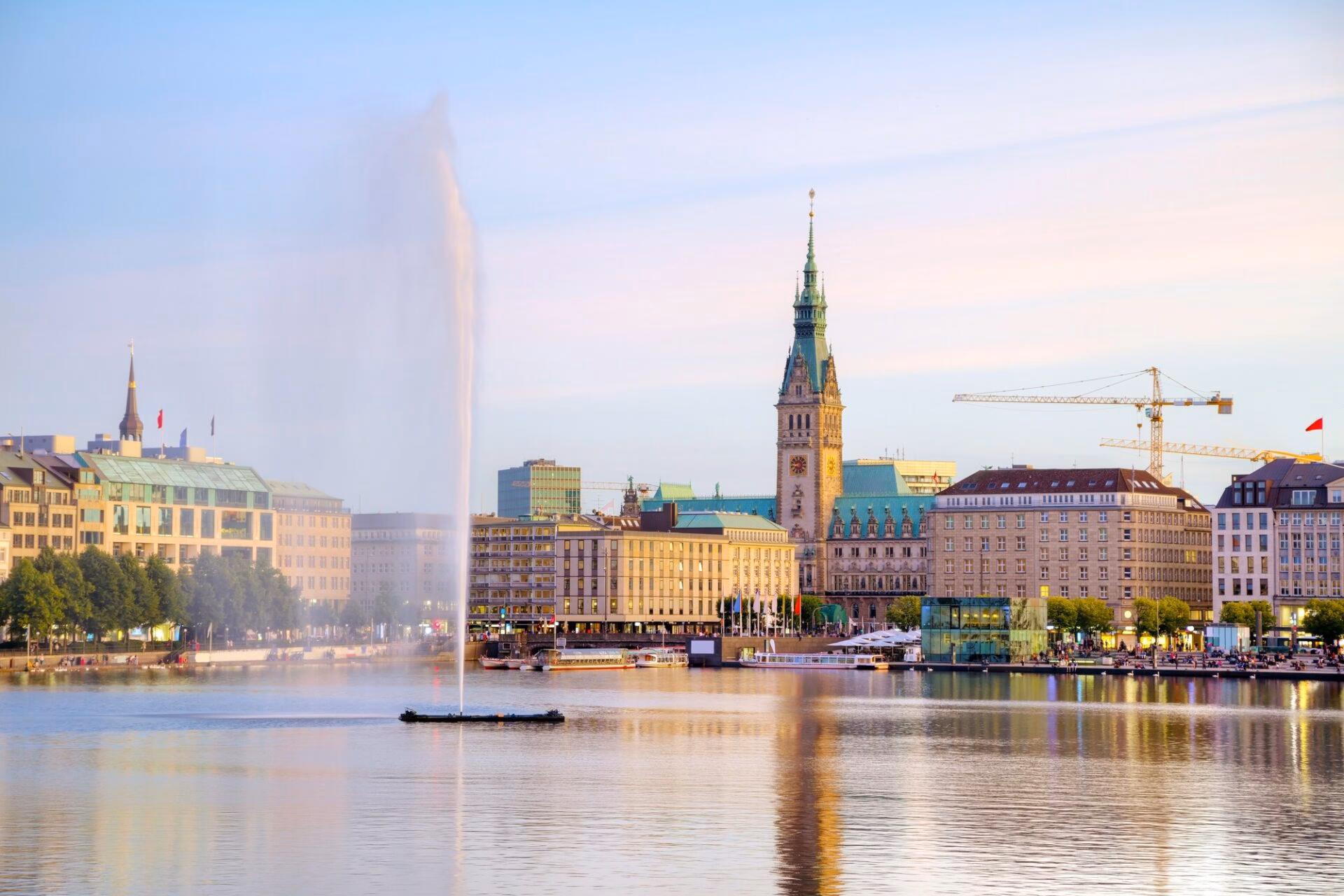 Centrum Hamburga z fontanną na jeziorze Binnenalster