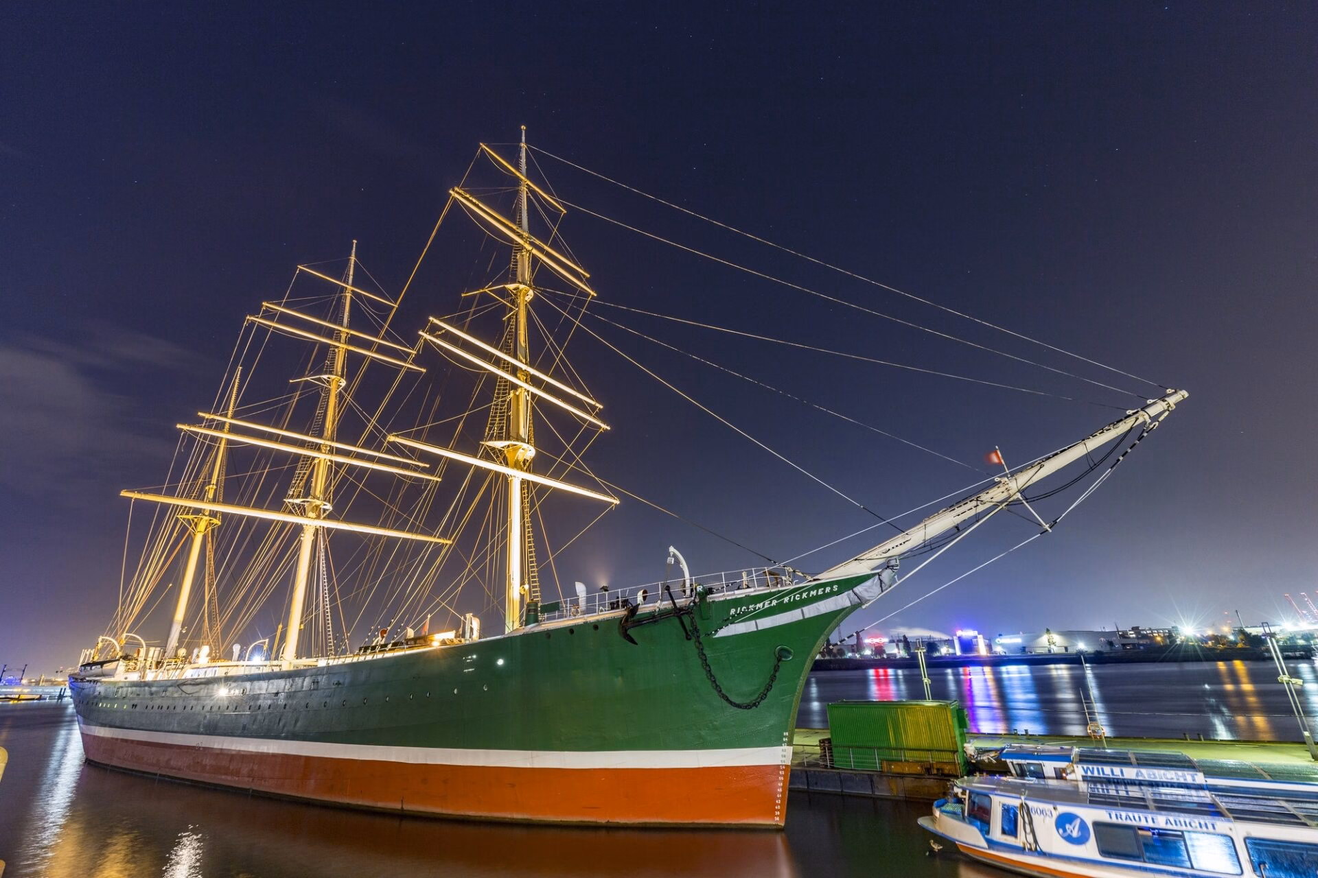 Muzealny żaglowiec Rickmer Rickmers w hamburskim porcie nocą