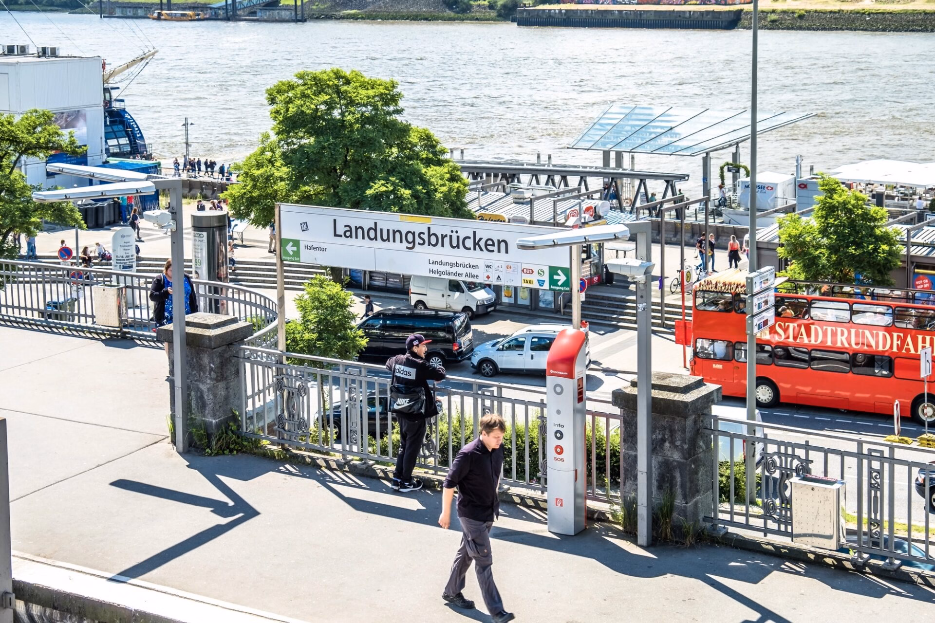 Wejście do stacji Landungsbrücken i nabrzeże nad Łabą