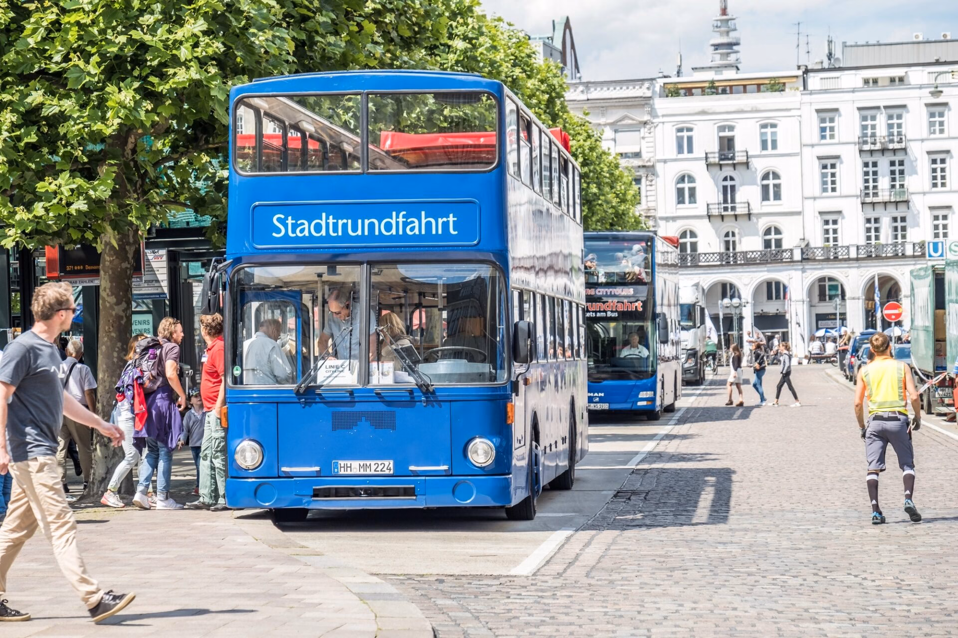 Autobus turystyczny w centrum Hamburga jako jedna z opcji transportowych