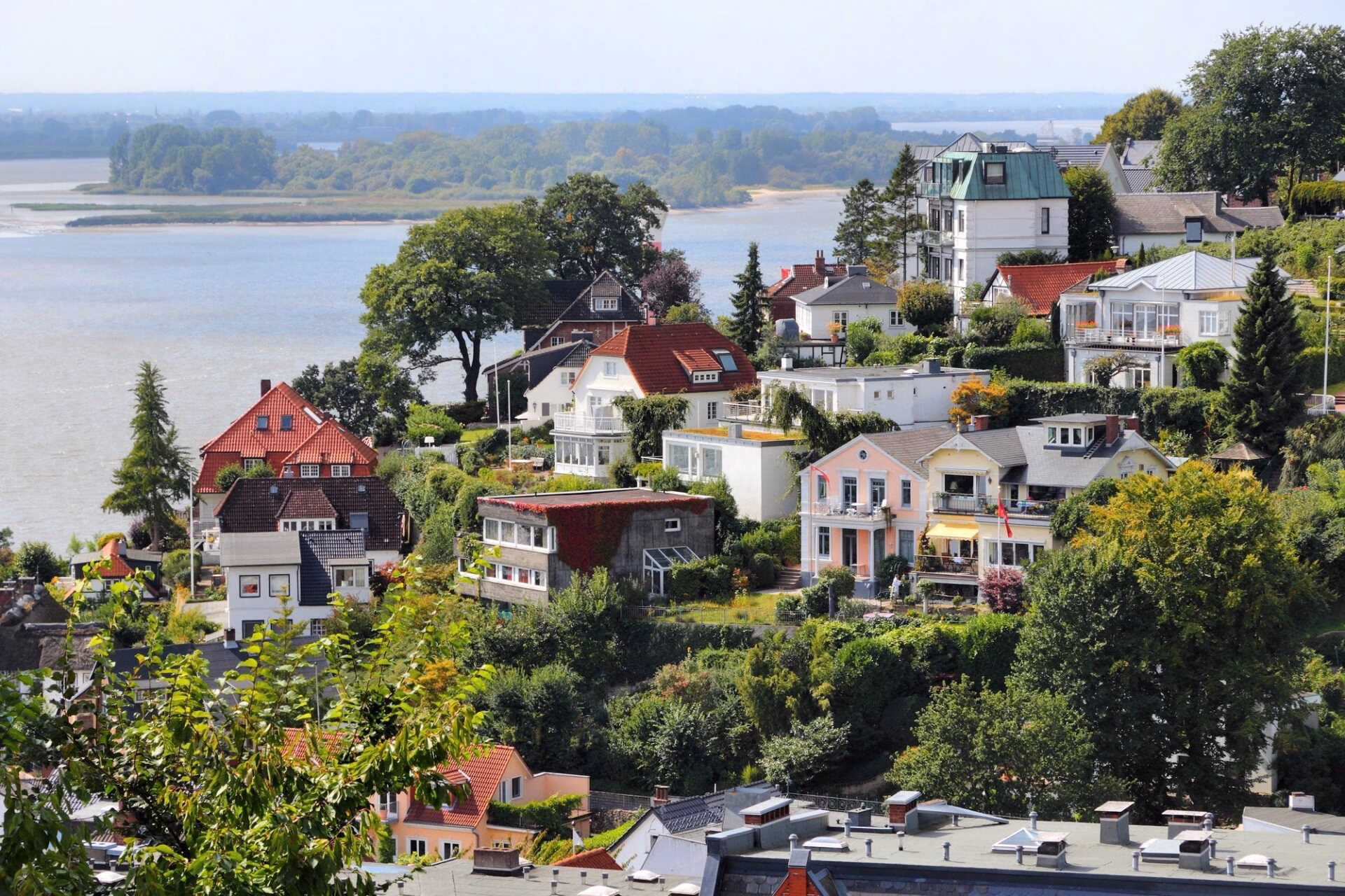Widok na domy i Łabę w dzielnicy Blankenese w Hamburgu