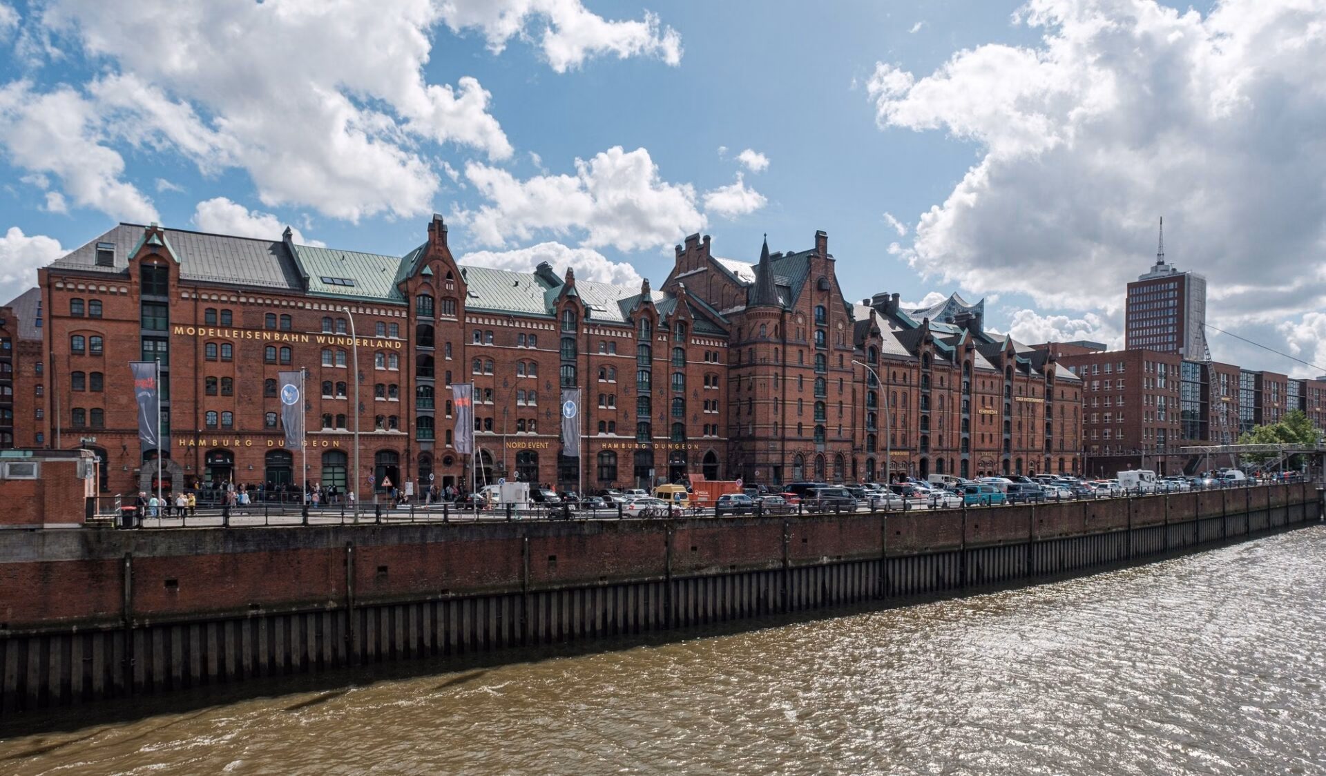 Kanały i ceglane budynki w dzielnicy Speicherstadt w Hamburgu