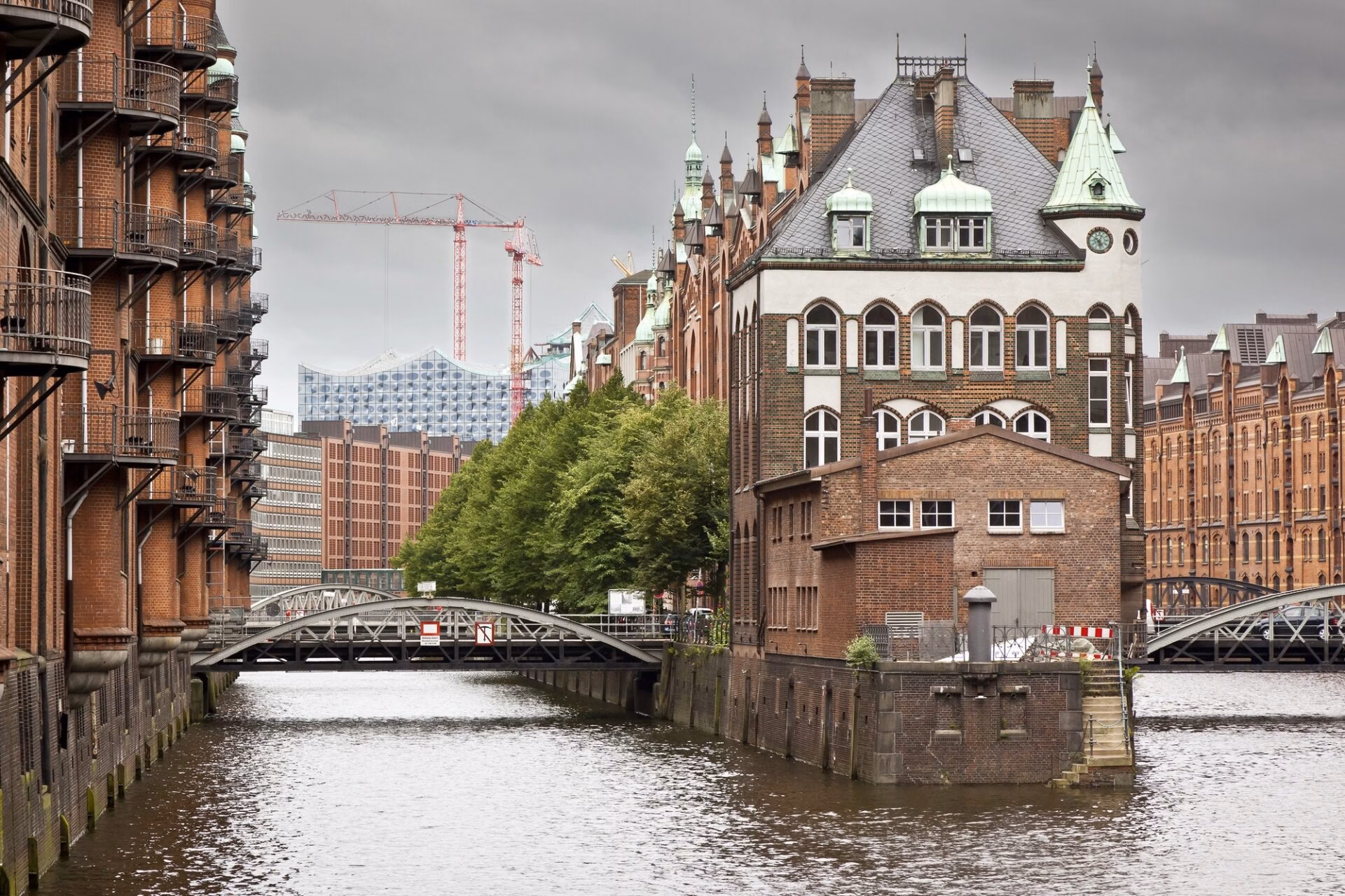 Kanał między historycznymi magazynami w Speicherstadt