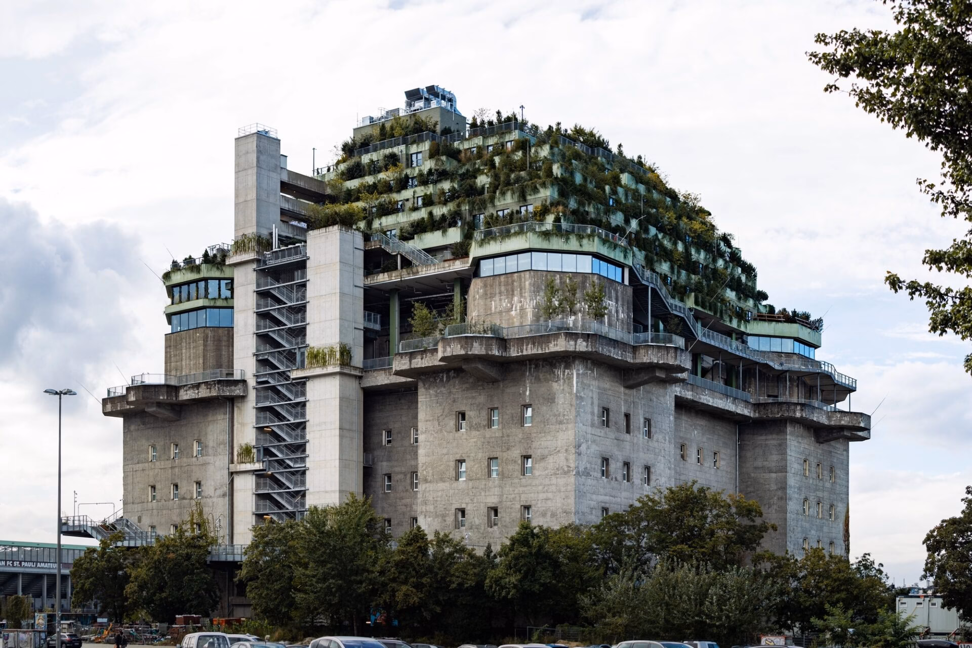 Zielony Bunker St. Pauli w Hamburgu porośnięty roślinnością