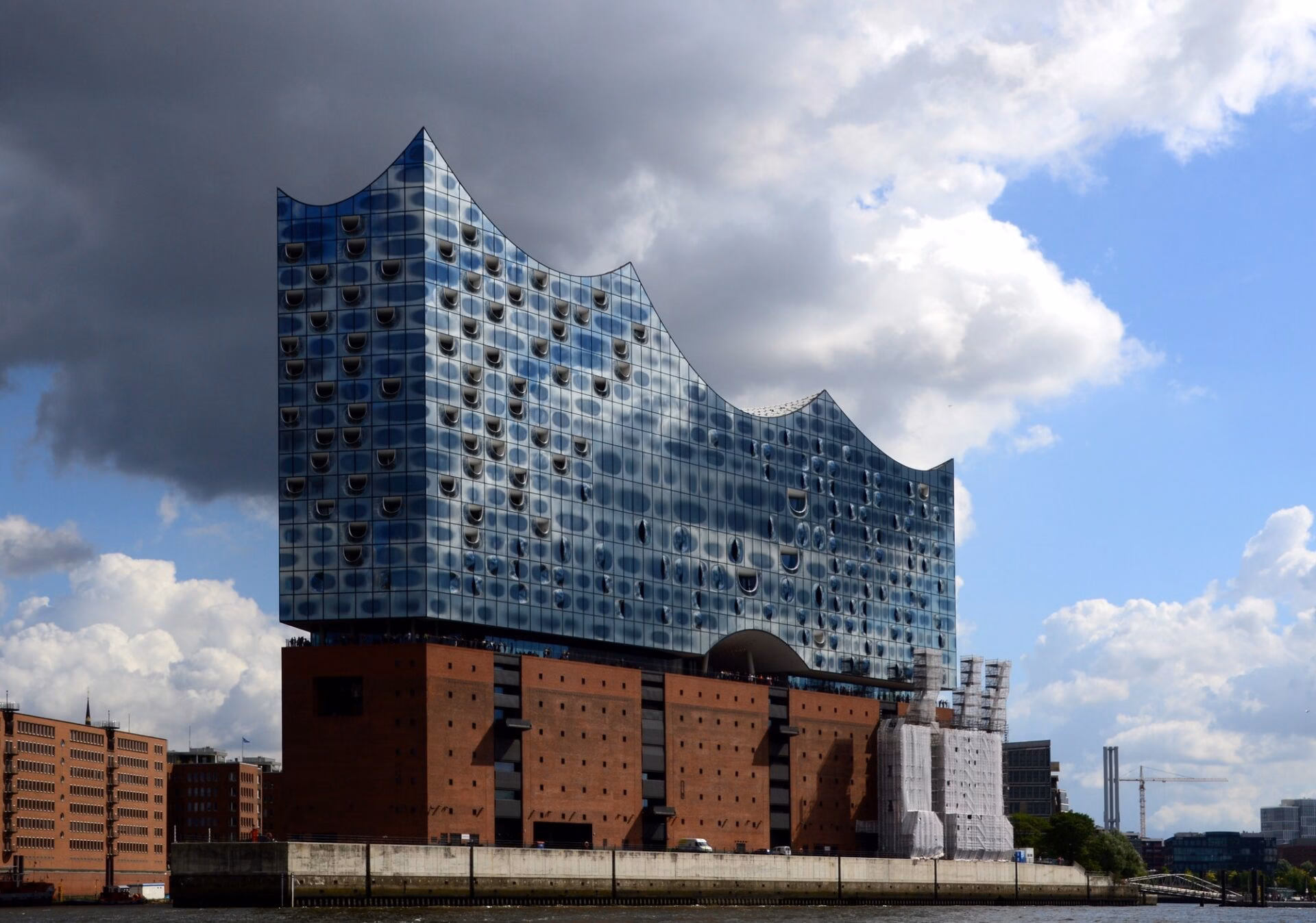 Budynek Elbphilharmonie na brzegu Łaby w Hamburgu