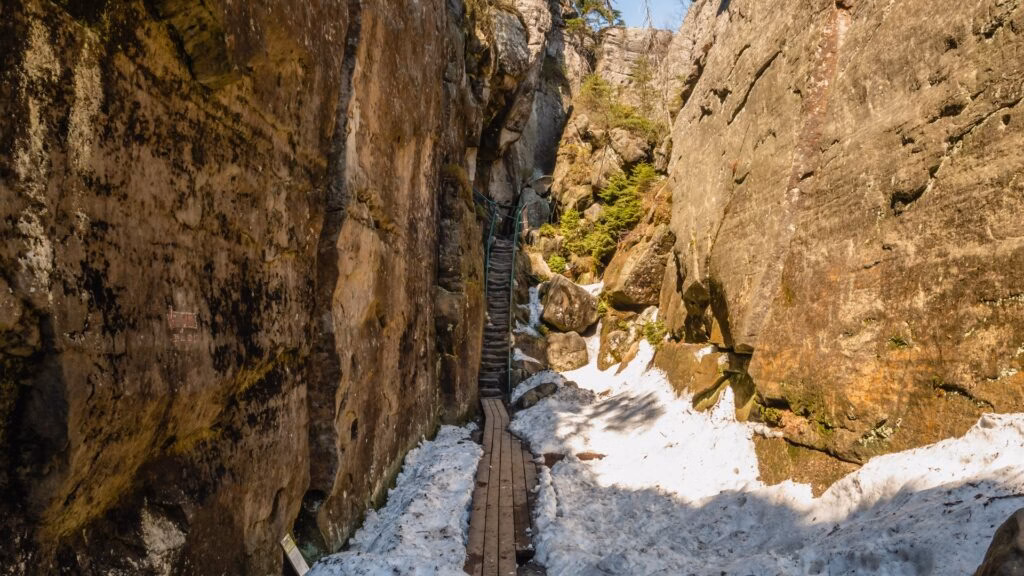 The narrow rock crevice called Piekiełko on Szczeliniec Wielki