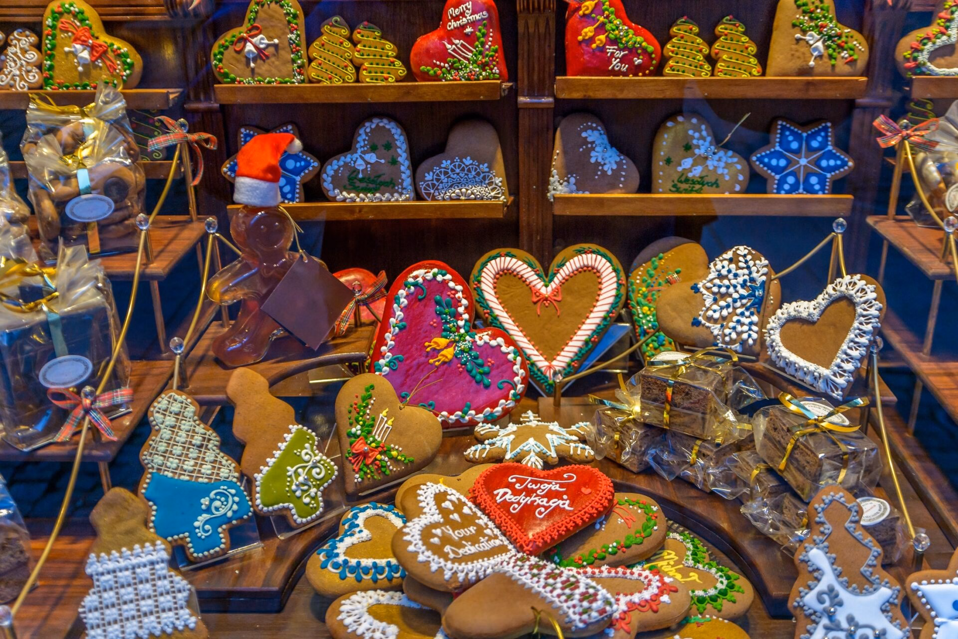 Hand-decorated gingerbread heart and other traditional Toruń gingerbreads in a shop window