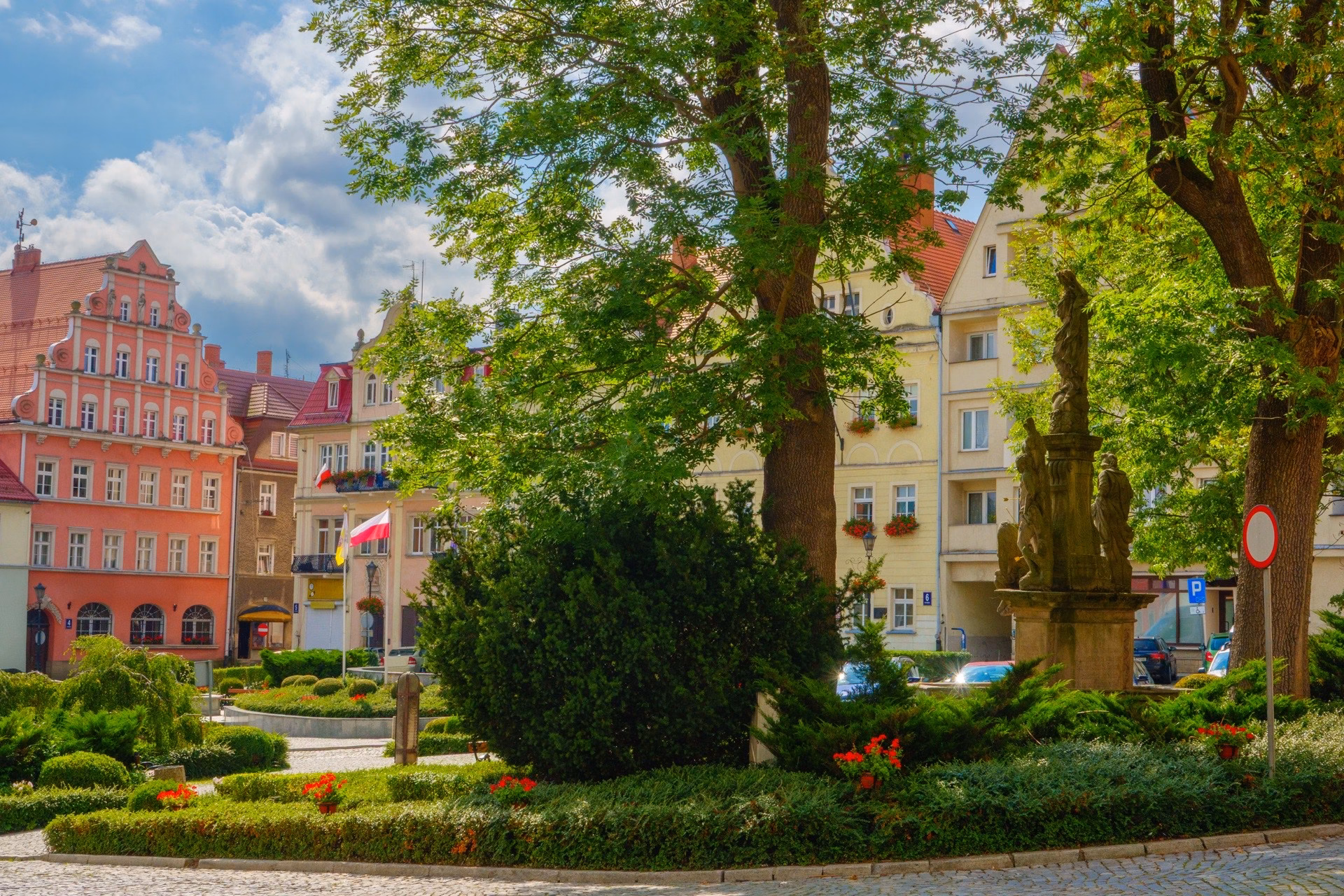 Rynek in Duszniki-Zdrój Baroque houses and a Marian column on the Rynek in Duszniki-Zdrój