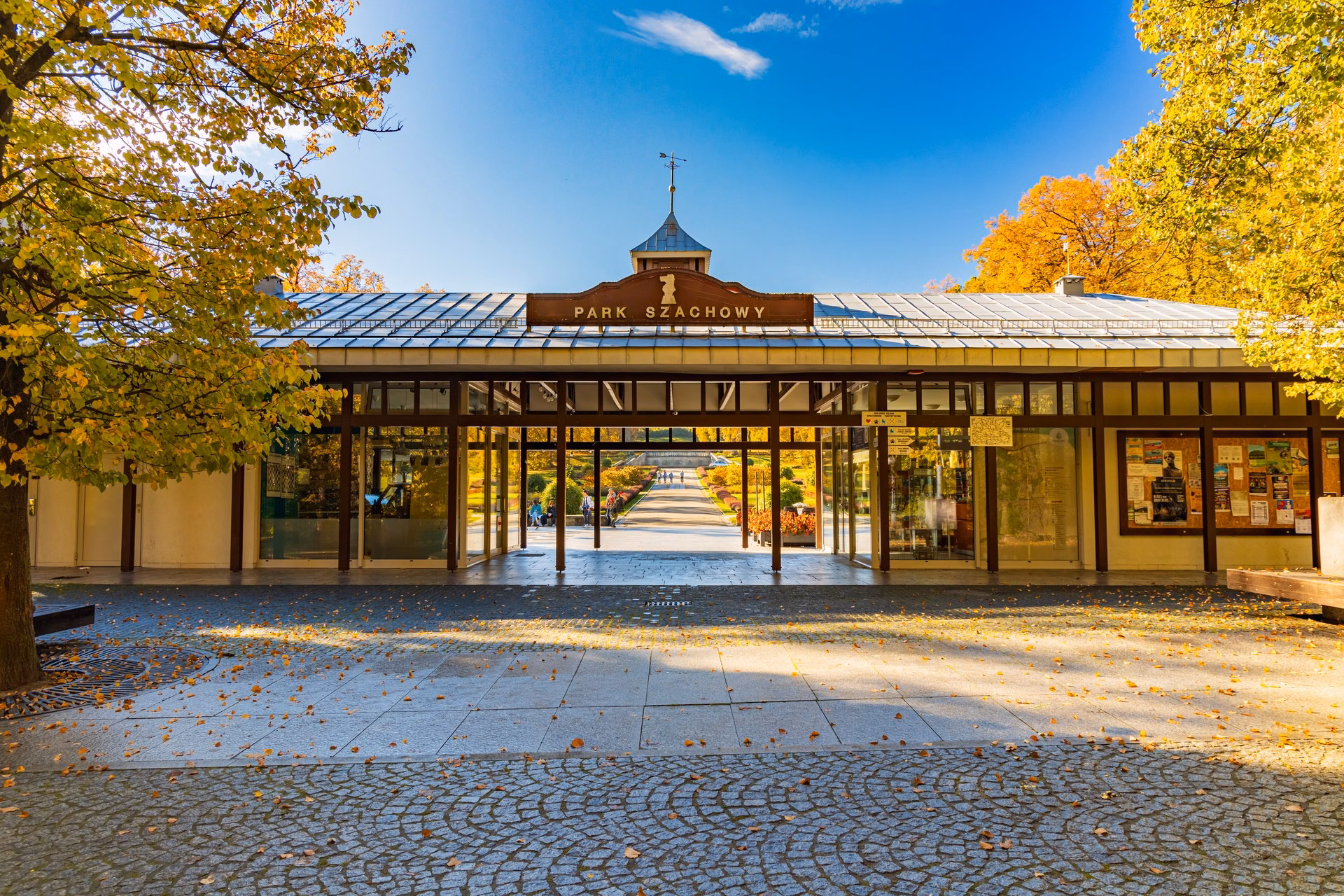 Toegangspaviljoen van het Chess Park in Polanica-Zdrój met het bord Park Szachowy