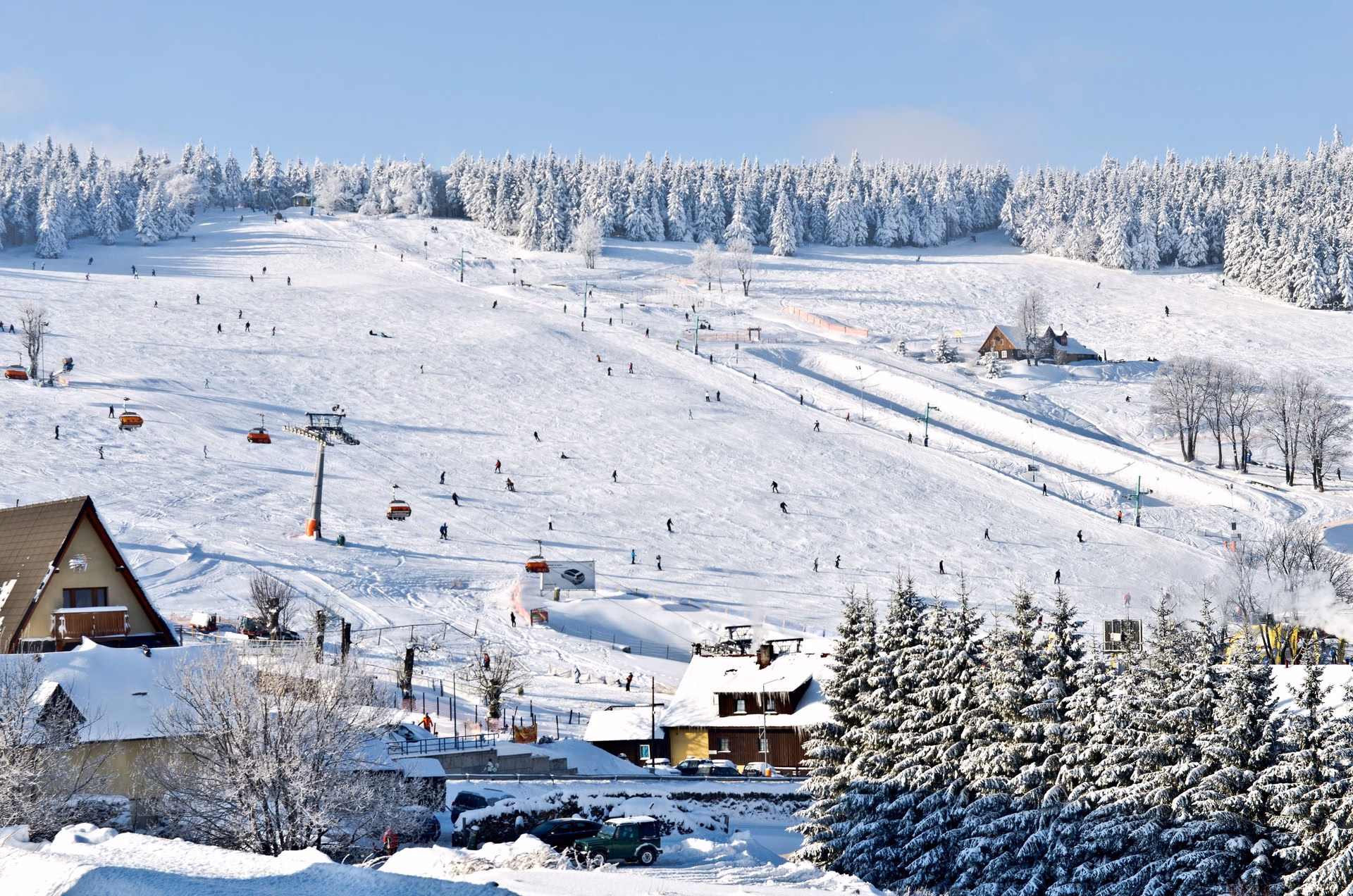 Met sneeuw bedekte pistes en liften van het skigebied Zieleniec in de Orlické Mountains