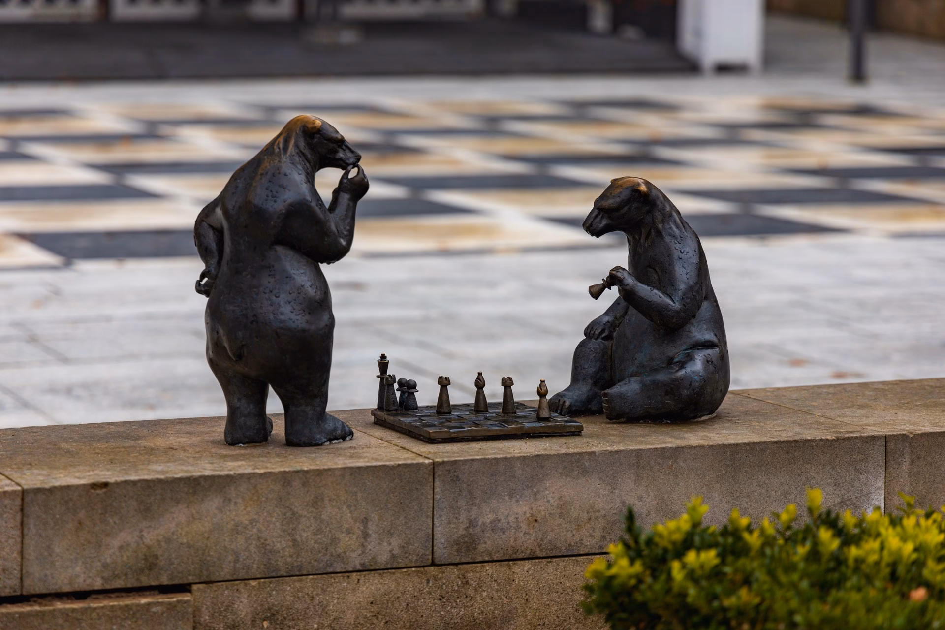 Bronzen standbeelden van schakende beren in het Chess Park in Polanica-Zdrój