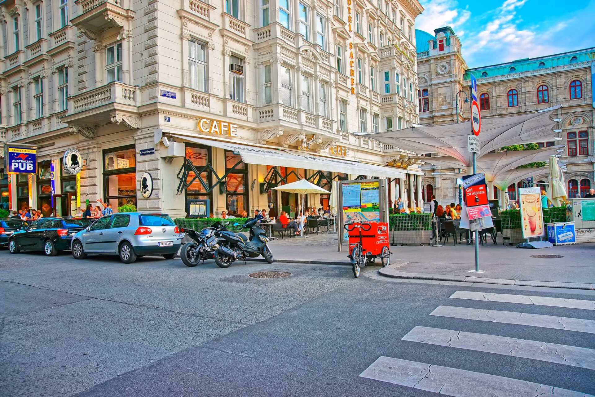 Straat in Wenen met cafés, een tram en historische gevels