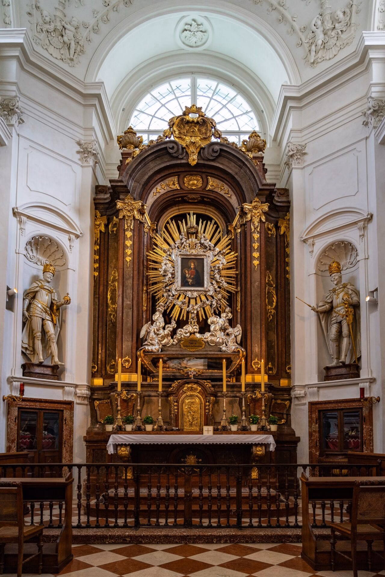 Barok kerkinterieur in Wenen met een verguld altaar