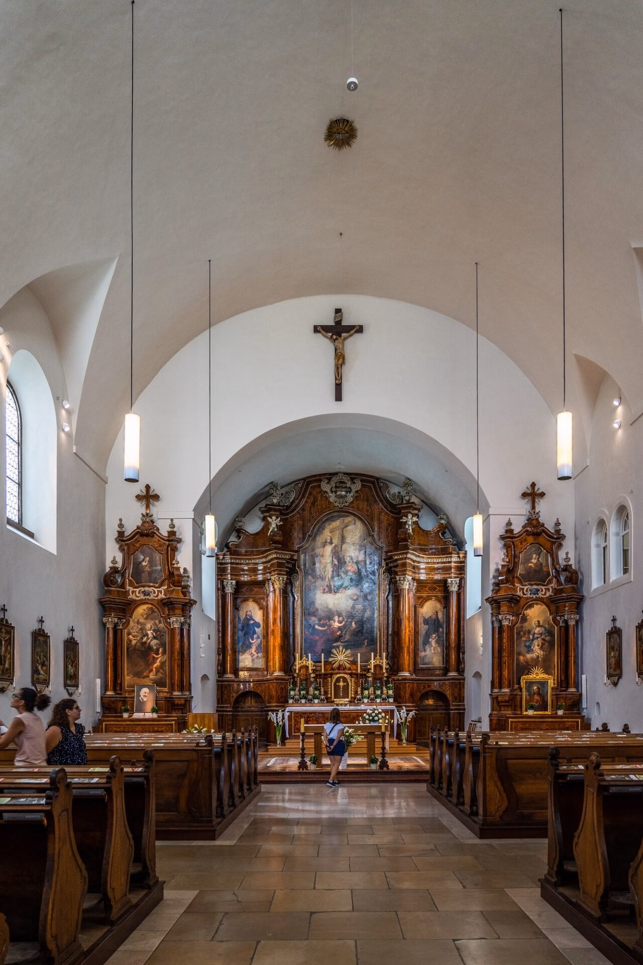 Interieur van een Weense kerk met een altaar en kerkbanken