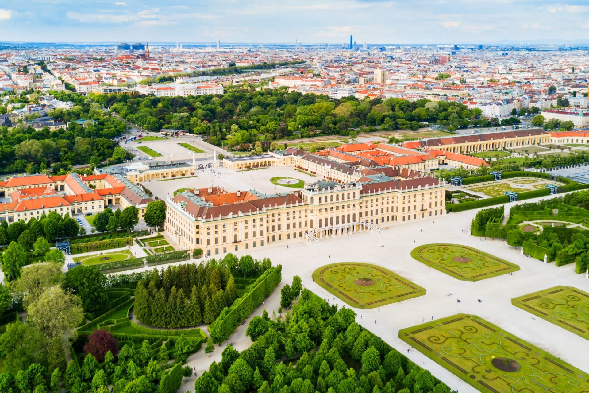 Luchtfoto van paleis Schönbrunn en de tuinen in Wenen