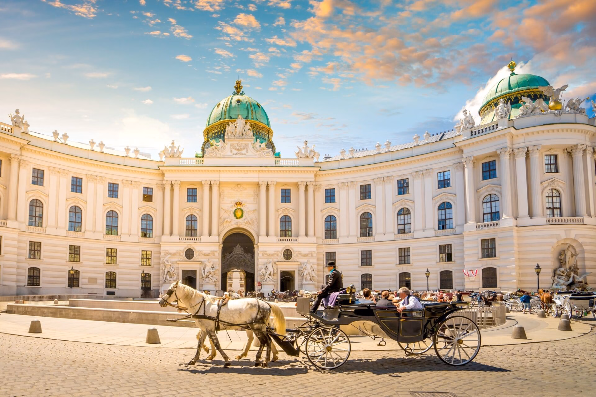 Hofburg in Wenen met een koets voor de historische gevel