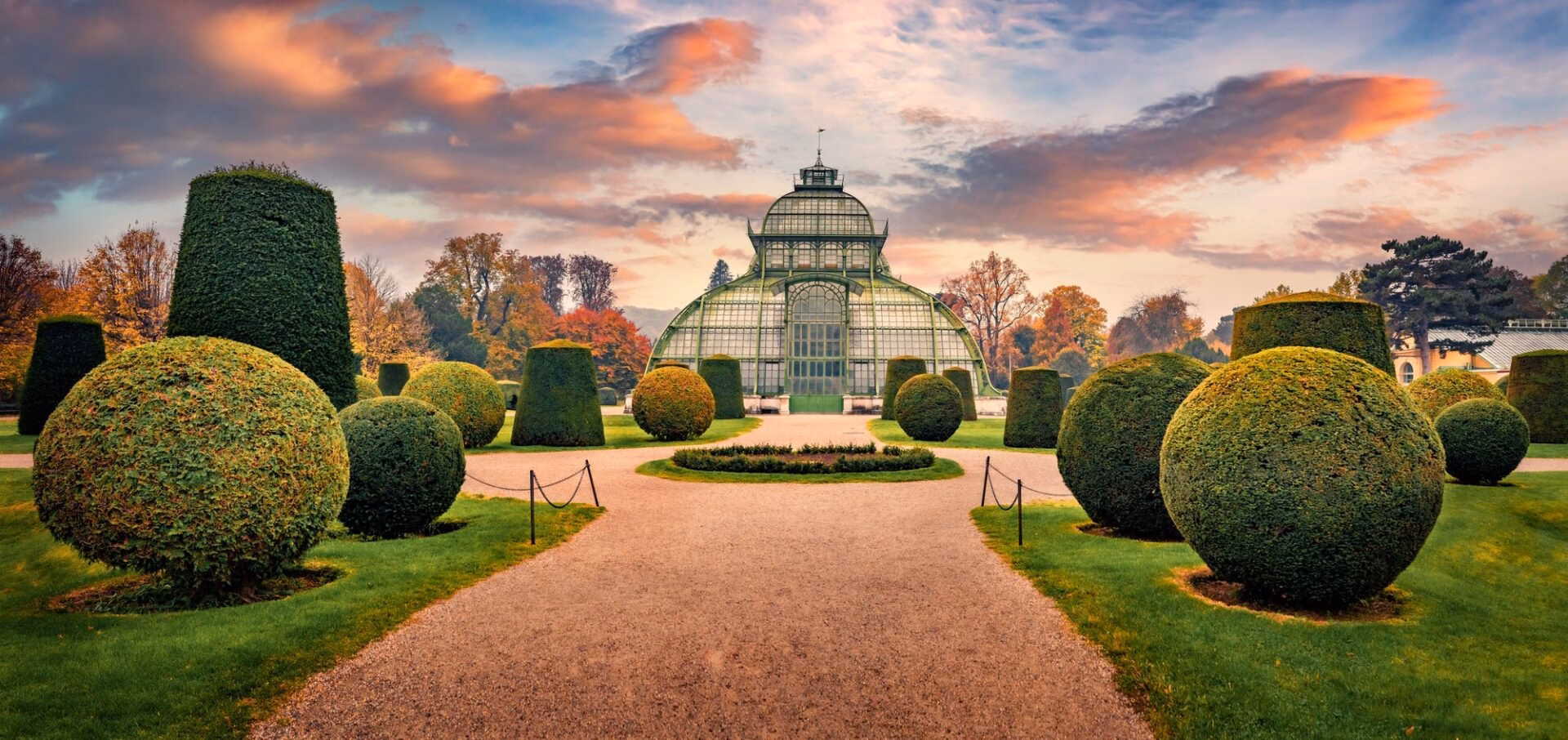 Tuinen bij Schönbrunn in Wenen bij zonsondergang