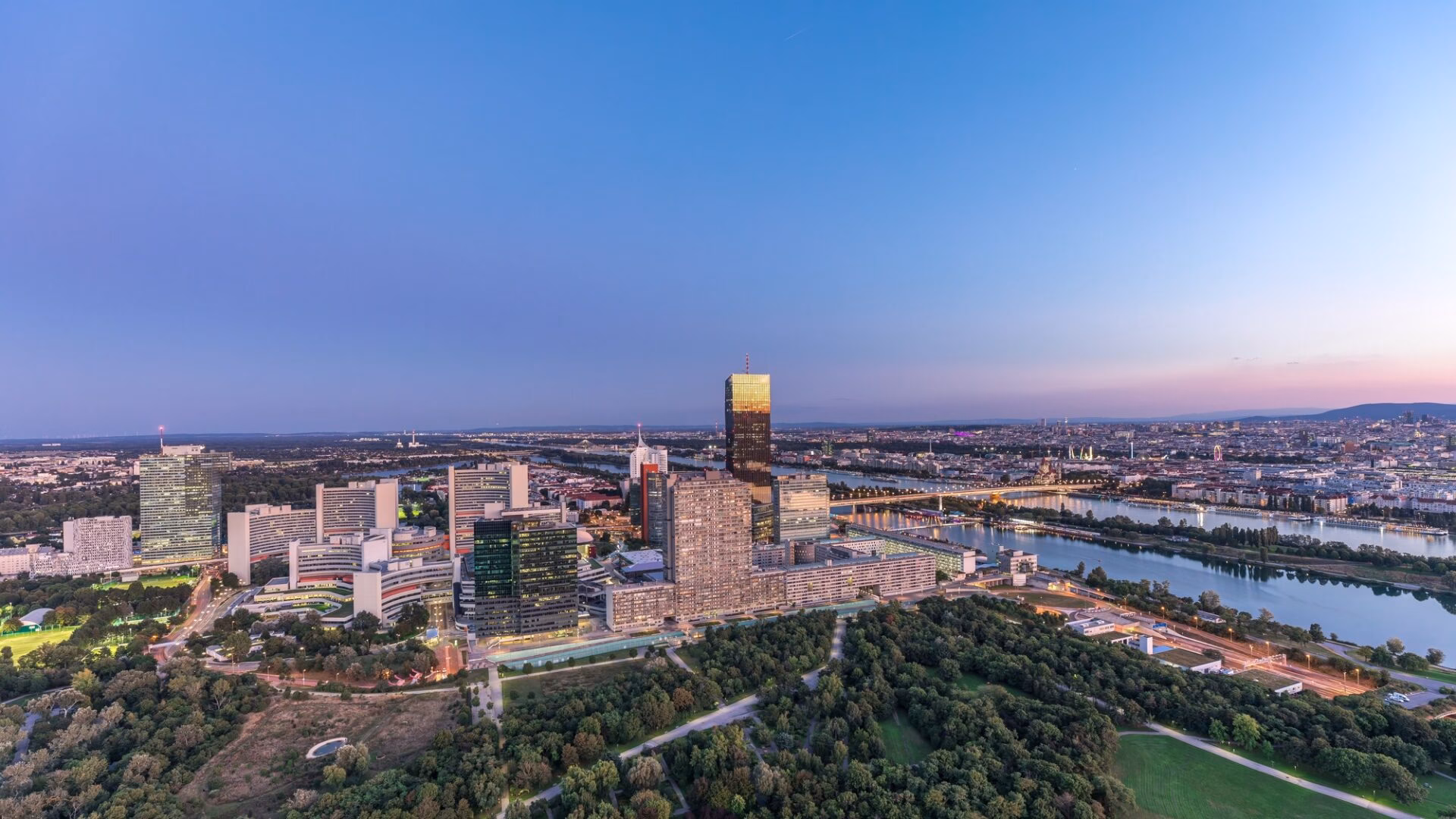 Modern deel van Wenen aan de Donau bij zonsondergang