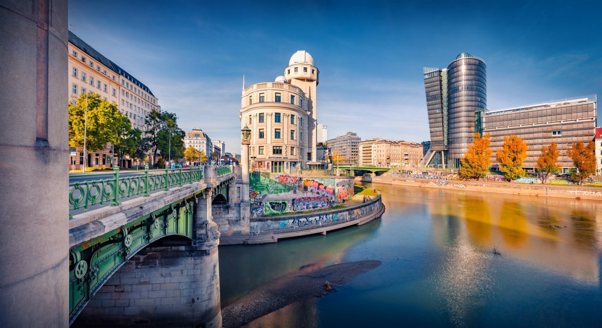 Donaukanal in Wenen met moderne architectuur op de oever