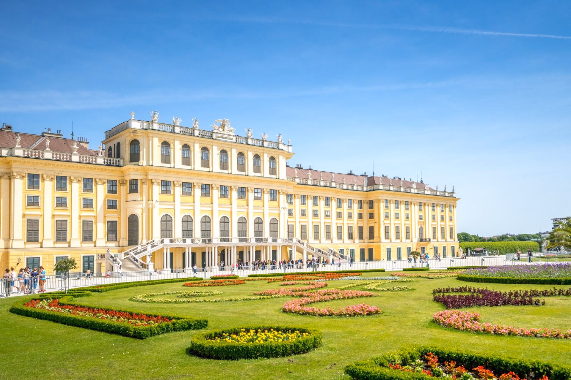 Paleis Schönbrunn met verzorgde tuinen in Wenen