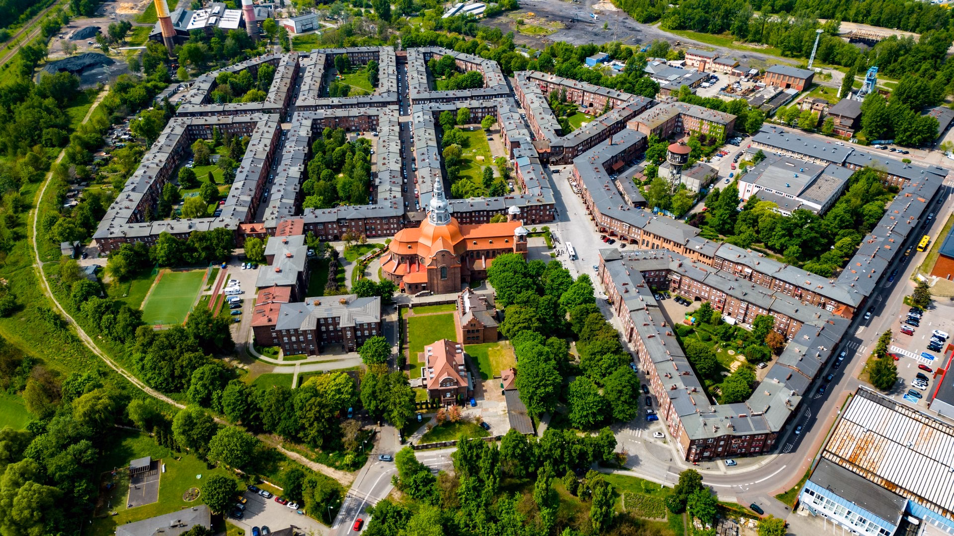 Bird's-eye view of Nikiszowiec, enclosed brick blocks with inner courtyards